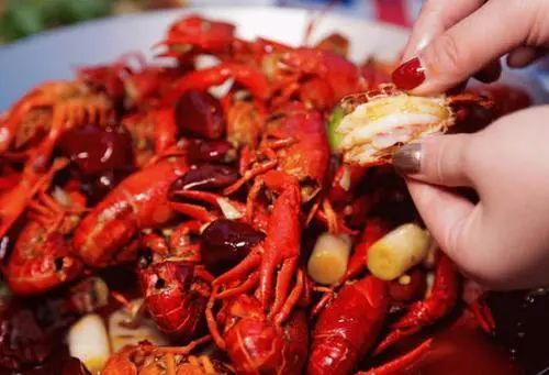 小龙虾:泰国人来中国吃小龙虾,吃完2大盆扔下50块钱就走,老板:站住