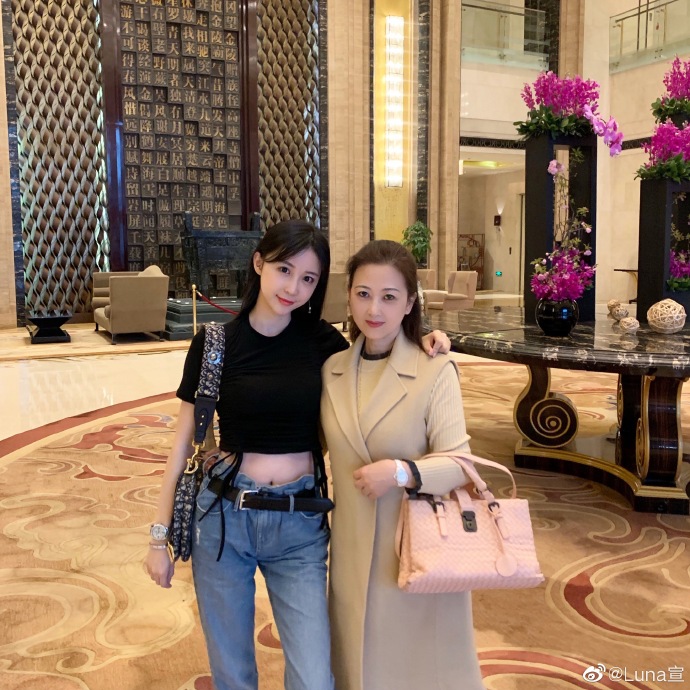 潘玮柏|潘玮柏官宣结婚喜讯，岳母照片被曝光，一身奢侈品与女儿同框像姐妹