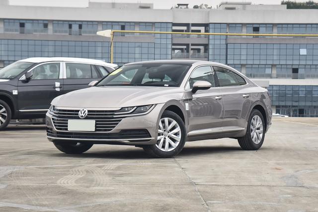 大众汽车▲迈腾就怕它降价，纯正德系大掀背，一脚油门220马力，比A5还拉风