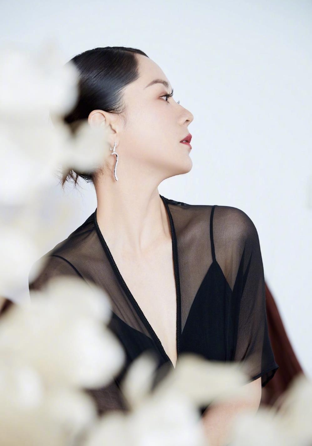 海清：43岁海清真够拼！穿深V“透视”礼服秀凹凸感，珠圆玉润可真美