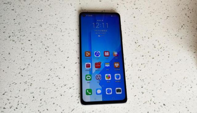 荣耀play|不买主流旗舰，依旧支持中端水桶机，其实答案就是“钱不足”