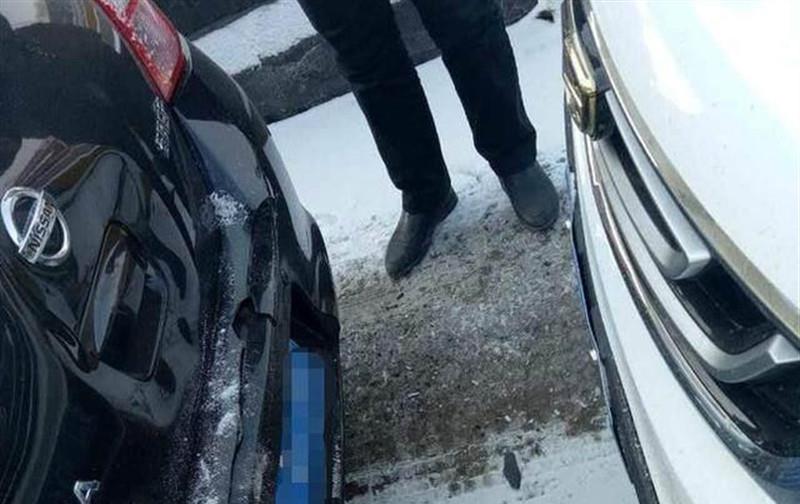 「吉利远景」一场大雪后，吉利远景撞上日产骐达！网友：这车是“纸糊”的？