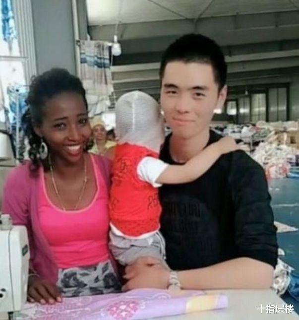 非洲女孩和小伙生下混血宝宝，孩子转身后，网友调侃：色素沉淀了