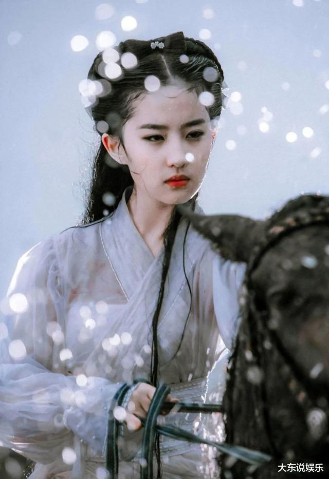 |“导演不喊卡，我就不尴尬”，那些硬要演古装美人的女星们都是谁？