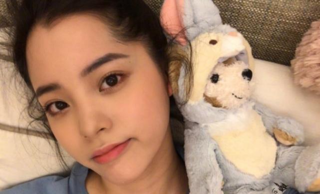 『欧阳娜娜』欧阳娜娜和妹妹在天台组乐队，姐妹颜值气场对比，差距一目了然