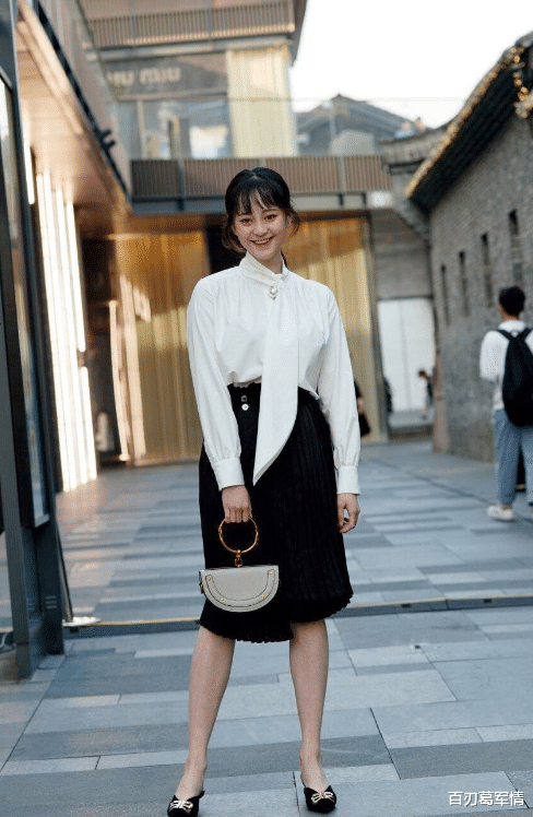 衬衫▲挂到耳背的头发不要再轻易撩下来，会翘