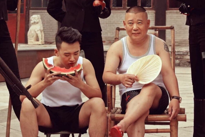 郭麒麟|郭麒麟刚起床就被镜头冒犯，有谁注意床头物品？还是郭德纲教的好