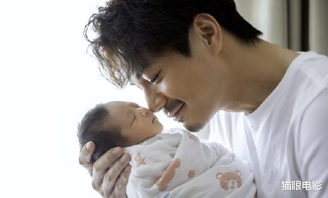 『罗仲谦』罗仲谦晒爱女脚丫照，送上亲吻十分亲昵，父女俩温馨满满