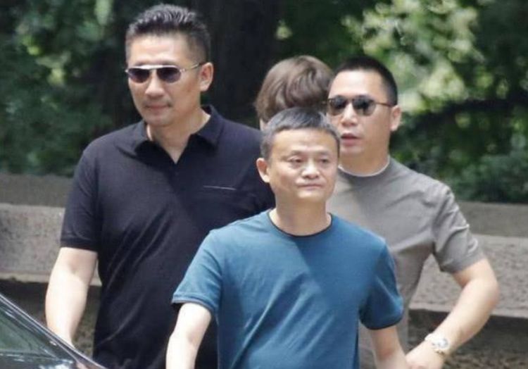 马云|当年在美国为马云“挡子弹”的保镖,失去百万年薪后,现状如何?
