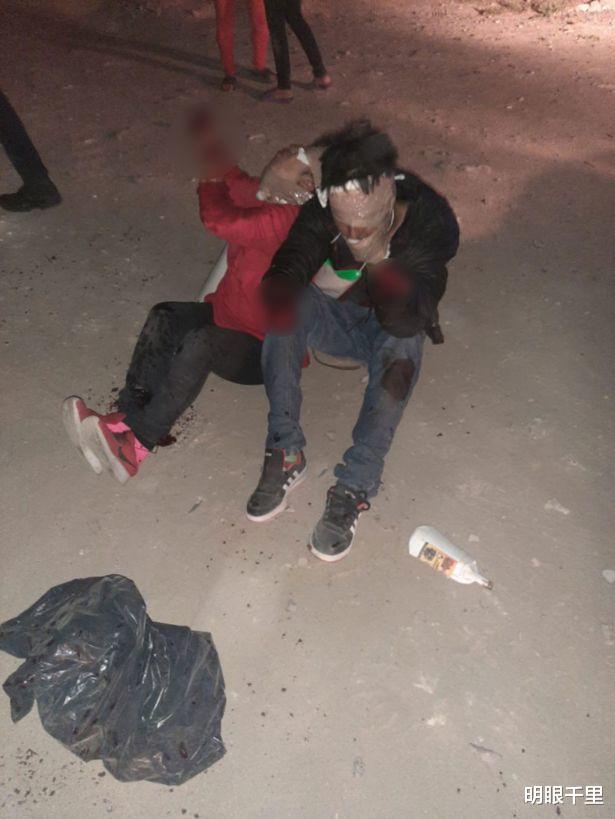 墨西哥三男女小偷被黑幫蒙眼砍斷雙手，脖子掛著罪狀在路邊尖叫-圖2