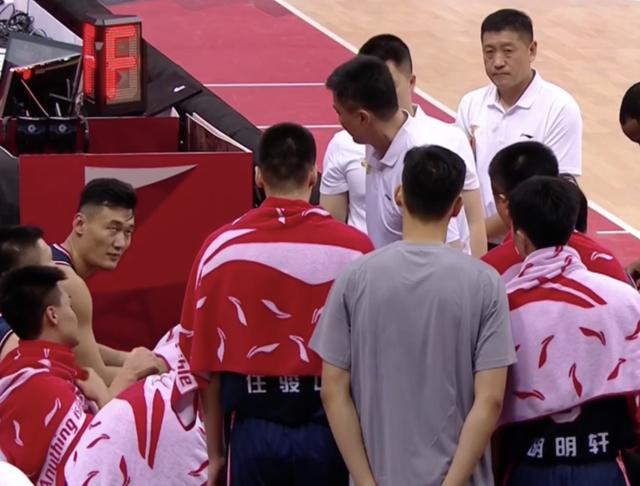 广东男篮|广东内线又被打爆！阿日苏伟3分钟5犯规，杜锋气得砸战术板喷人