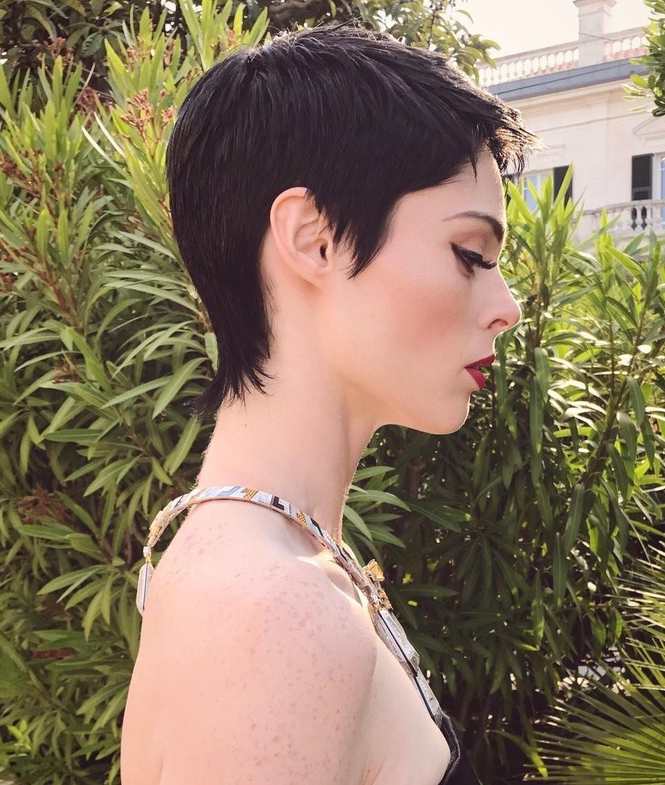 江疏影|江疏影胆子真大,剪了“狗啃式”短发不显丑,却出乎意料好高级!