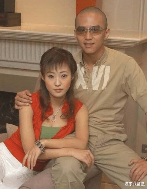 邓超|邓超38岁现任妻子和42岁前任,4岁的差距,一个少女一个女王