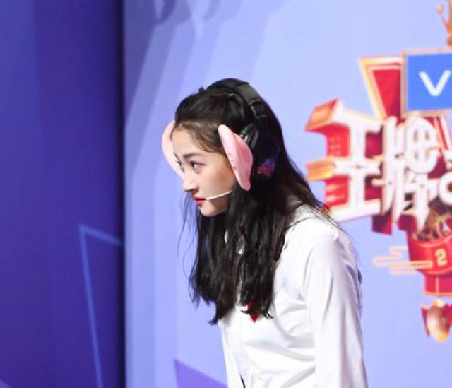 关晓彤：《王牌》没给关晓彤开滤镜？镜头怼到脸上，肤色瞬间黑了好几个度