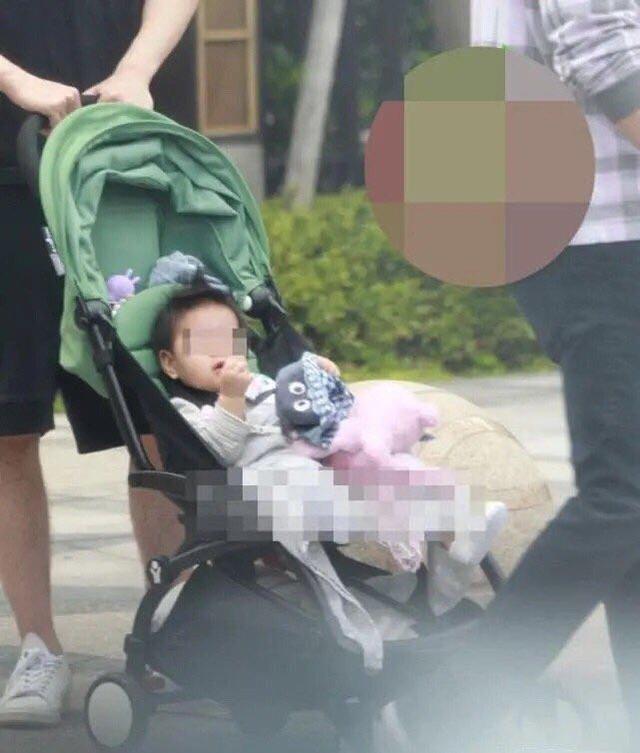 高圆圆：赵又廷全家出街，1岁女儿首次曝光，高圆圆身材臃肿似产后未恢复