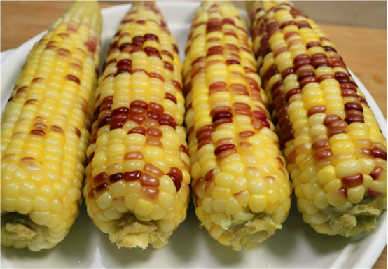 「小龙虾」煮玉米只放清水就错了，多加这2样东西，玉米香甜更软糯，收藏了