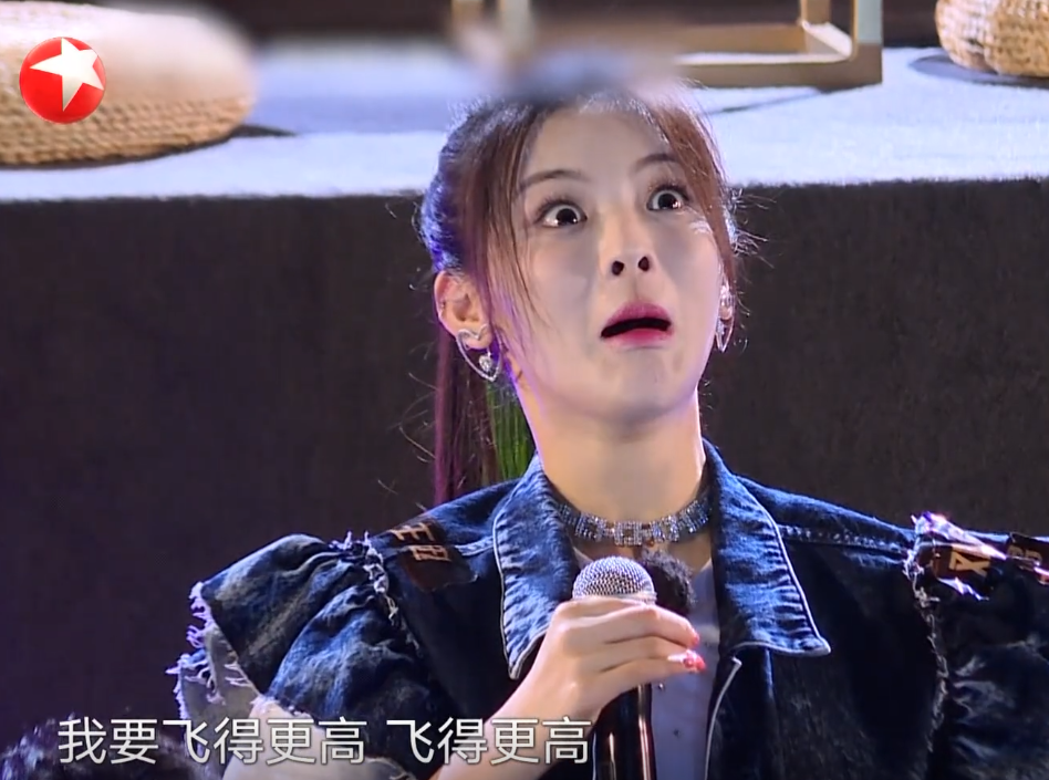 「杨超越」《极限挑战》杨超越睡觉被骂上热搜，网友：一个真敢睡，一个真敢播