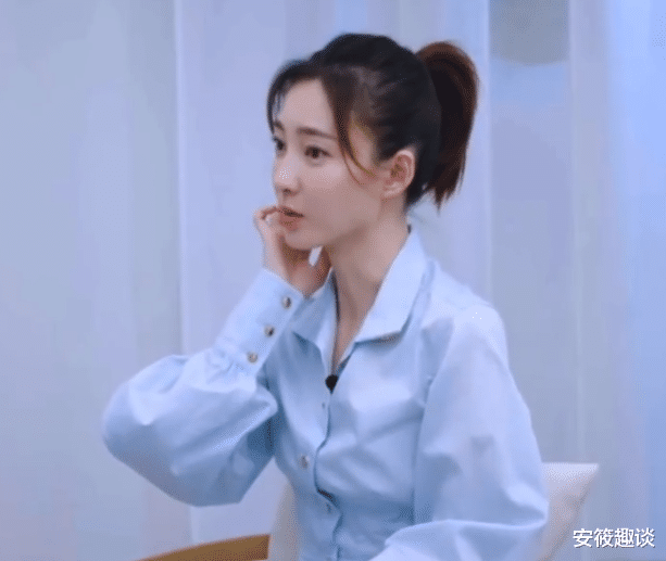 王丽坤▲王丽坤穿连衣裙接受采访，谁注意她的“坐姿”？修养是装不来的