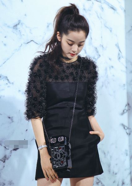 #欧阳娜娜#欧阳娜娜瘦了就任性，挑战00后嫌弃的“螺旋鞋”，却更显腿肉