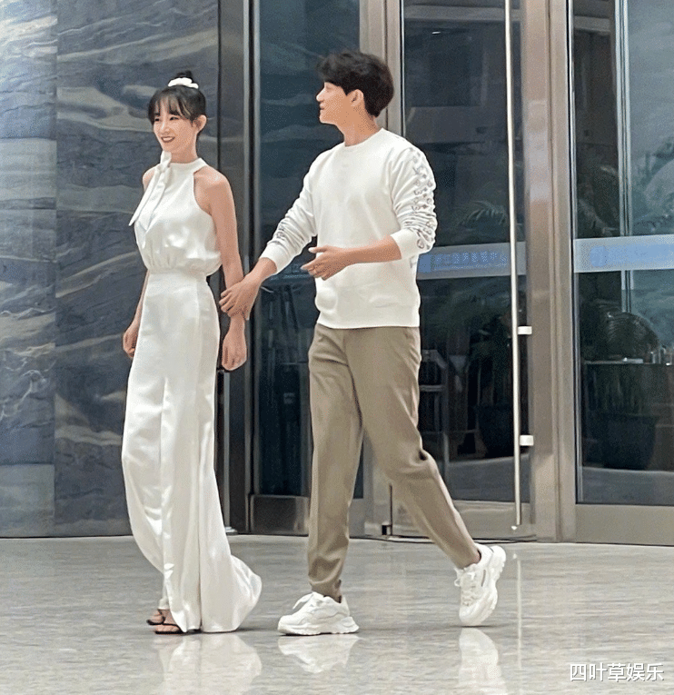 张檬|小五陪张檬录制综艺节目，路人镜头照片出炉，女方也太会穿了