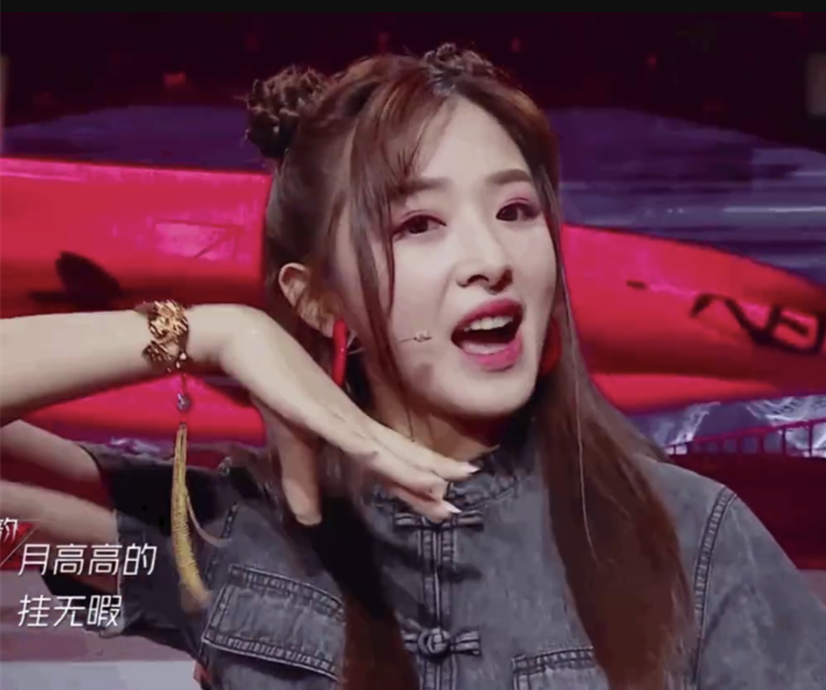 张含韵|被戏称“初代杨超越”，15岁唱片卖20亿却一分没拿，30岁成功翻身