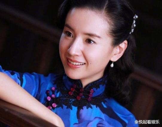 「陈坤」陈坤儿子已经成年，长相浮现母亲的基因，长得像谁大家认得出吗？