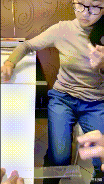 |“今天试了试新的抓鱼方法，没想到还真管用！”哈哈哈这是西医钓鱼法？