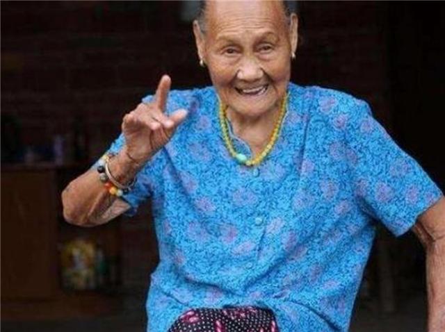 小志的历史观点|河南百岁老人去医院看病，因无意间露出胳膊，医生悄悄报了警