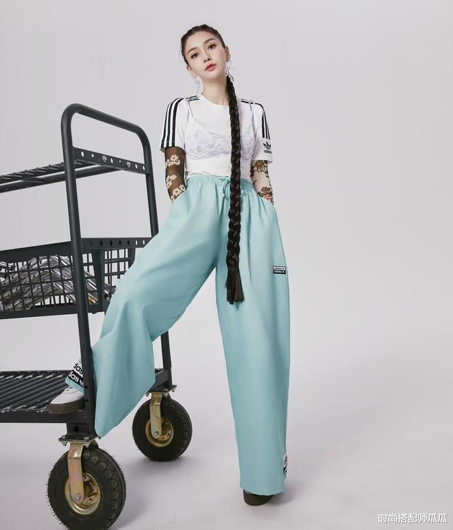 【穿衣搭配】baby新发型太减龄，穿背心裙配俏皮麻花辫，31岁美回23岁少女样