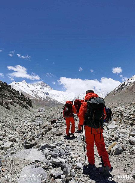 #美国#荣耀X10珠峰抢跑，满格信号稳定完成5G测试：峰值达1617Mbps