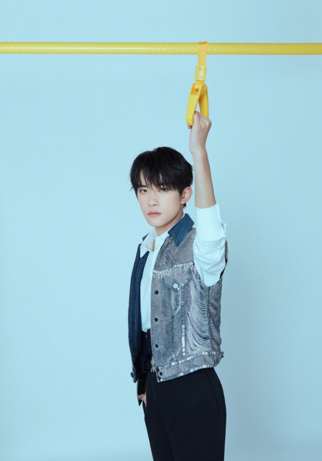 TFBOYS|TFBOYS七周年演唱会震撼来袭，炫酷造型先睹为快，这一款撞车公交拉环？