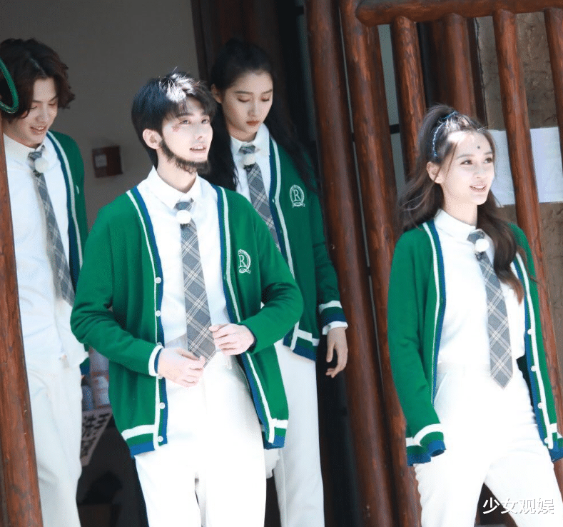 「Angelababy」《跑男》统一发服装，关晓彤杨颖换上后，才懂骨架小的优越性