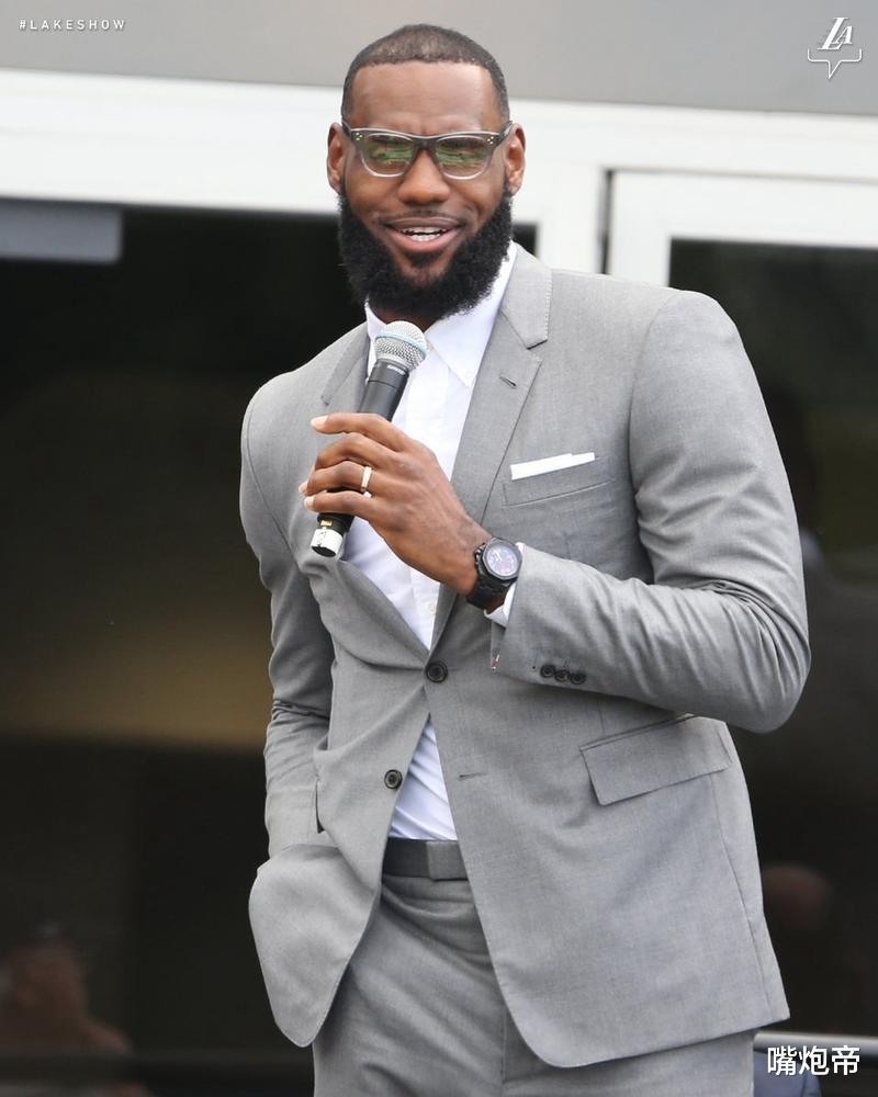 「勒布朗·詹姆斯」库里利拉德游行下跪，詹皇为何只敢发推特？美网友：走出你3000万豪宅