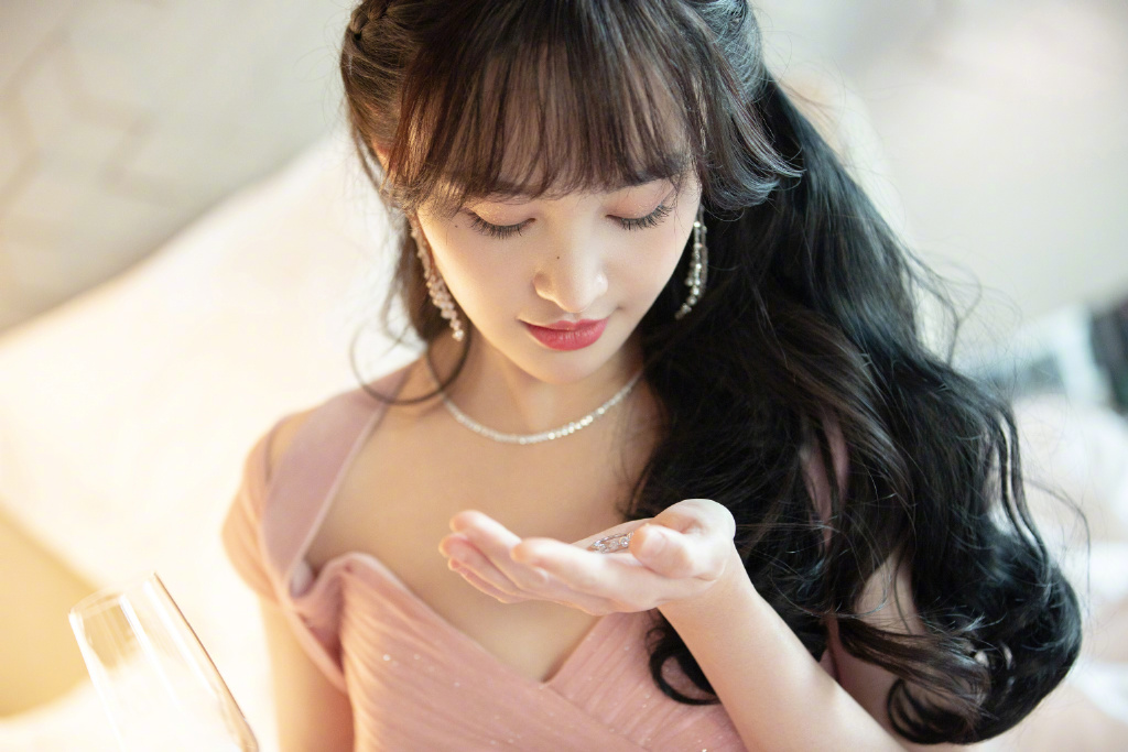 热依扎|同样被骂“疯”的郑爽和热依扎，在做母亲上高下立判