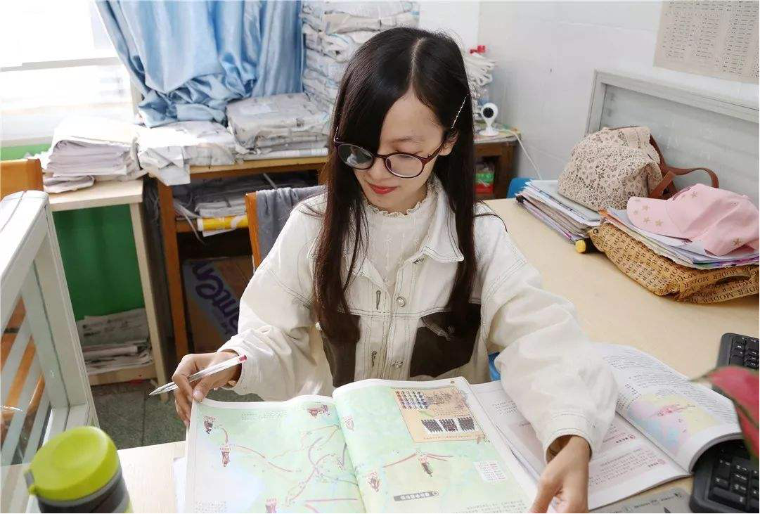 ▲她是“最美支教教师”，9岁被摘除右眼球，单眼失明，却从未自卑