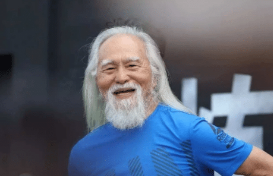 宝马5系|国内“最帅老头”火了，83岁开路虎揽胜越野，妻子貌美如花