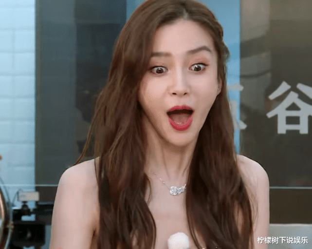 【蔡徐坤】跑男集体受惩罚，纸板打蔡徐坤额头，疼到闭眼，看清关晓彤，服了