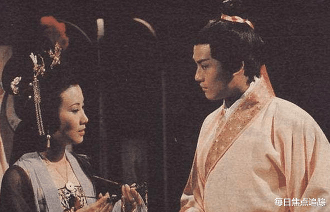 「赵敏」72岁的“张无忌”拥着72岁的“赵敏”拍照：缘分40年，弹指一挥间