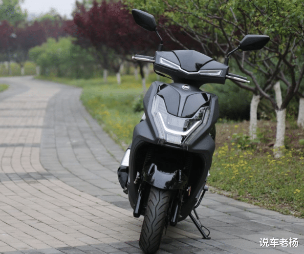 动力▲实力出圈的运动踏板，悬架可调，标配ABS，电喷发动机功率8.3千瓦