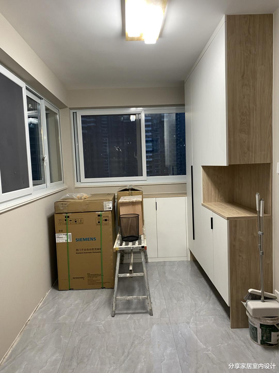 |越来越流行这样做电视墙，很实用，看她家，还没家具就很漂亮！