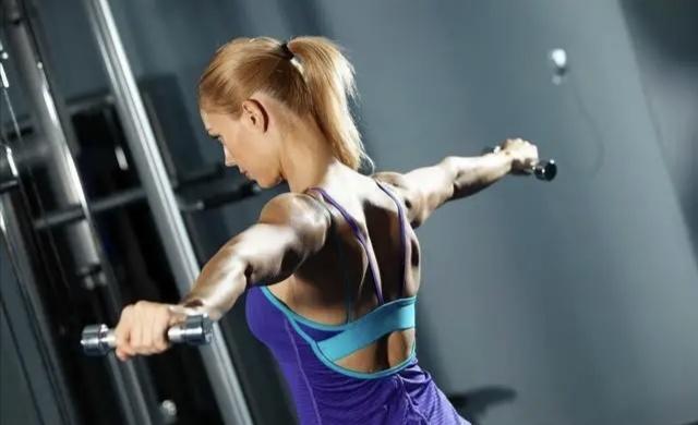 肌肉锻炼|4个动作帮你完美塑形背部肌群,练出雄壮迷人的倒三角