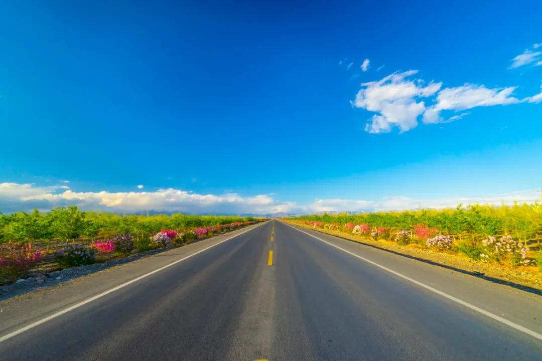 新疆维吾尔自治区 天山脚下的边陲小城，名气虽不及伊犁，但风景美如画