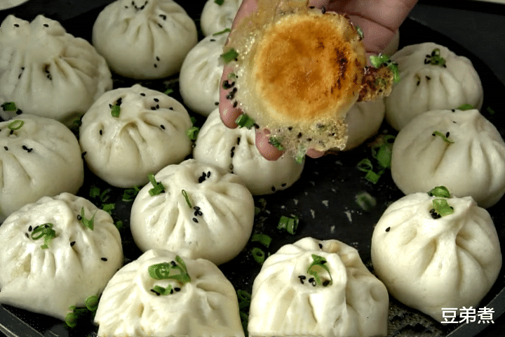 包子|三伏天，我家早餐常吃它，煎一煎10分钟上桌，酥脆又暄软，特好吃