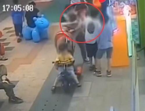 『二胎』小男孩路边玩耍，彪悍女子上来就是一耳光：你刚才撞了我儿子！