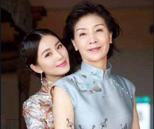 韩雪▲刘诗诗的妈妈已够惊艳，看到韩雪妈妈后，才知道什么叫大家闺秀！