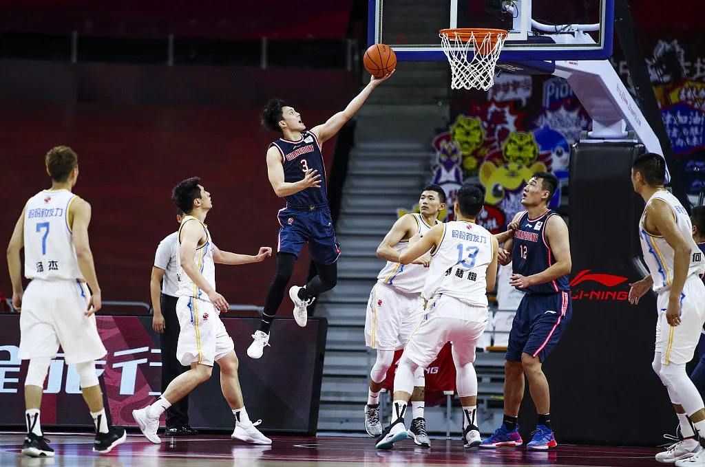 #易建联#单节25分+CBA篮板王！阿联微微出汗，他已赢回杜锋信任！