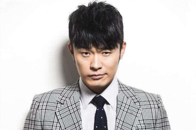 影帝|他的媳妇是“亿万富姐”，儿子是年轻影帝，而他却圈中的“龙套演员”