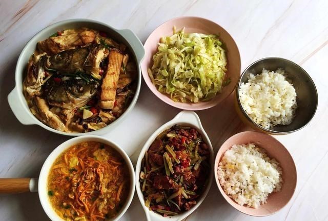 『虫草花』天气再热，我家饭菜也绝不凑合，3菜1汤端上桌，网友：家人真幸福