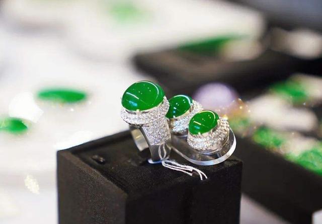 翡翠：翡翠戒指价格高昂，不小心磨花了怎么办？补救不难但一定要及时