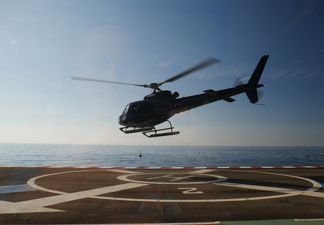 雷诺纬度|地球在自转,直升机在空中悬停12小时后,会到地球的另一边吗?